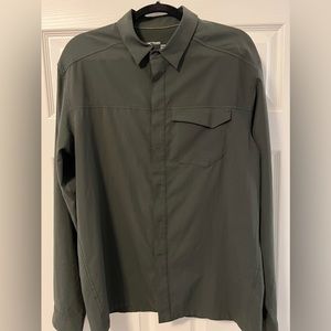 Arc’teryx Forest Green Light, breathable shirt with refined city style. Sz Large